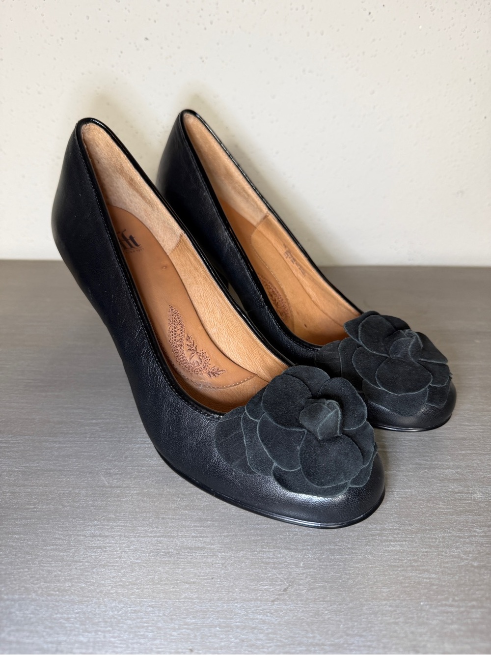 Söfft Black Leather Floral Pump Heels 9M Good Condition Classic Women's Shoes